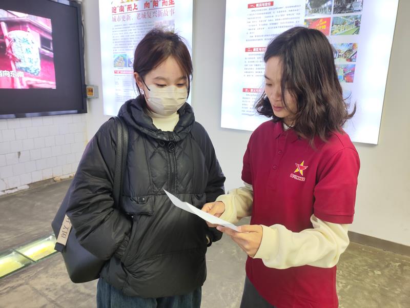 学员向群众宣传红色历史(1).jpg 学员向群众宣传红色历史(1).jpg