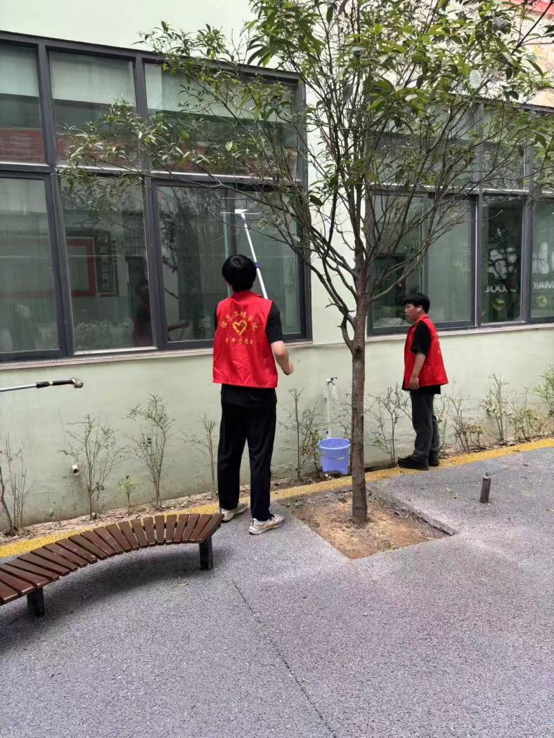 志愿者打扫.jpg